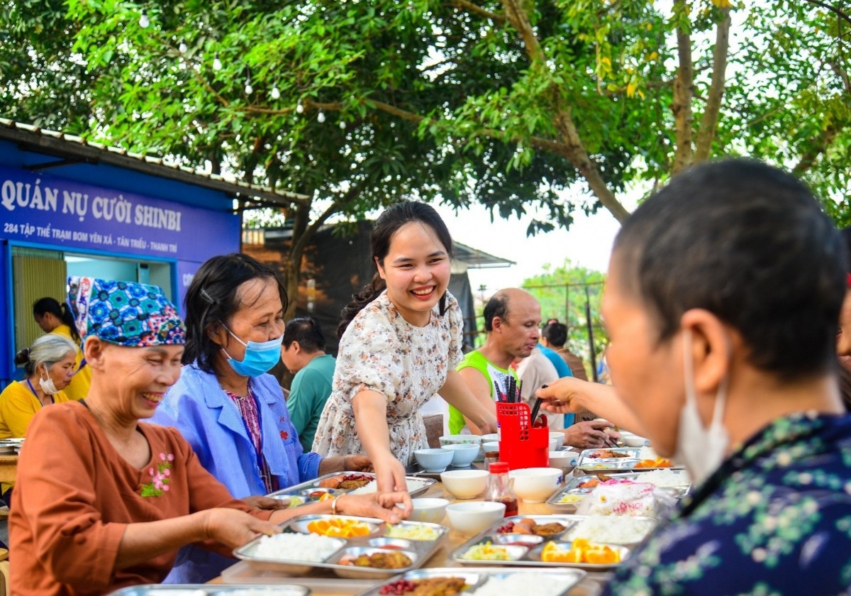 Nấu cơm 2000 đồng/suất cho bà con bệnh nhân